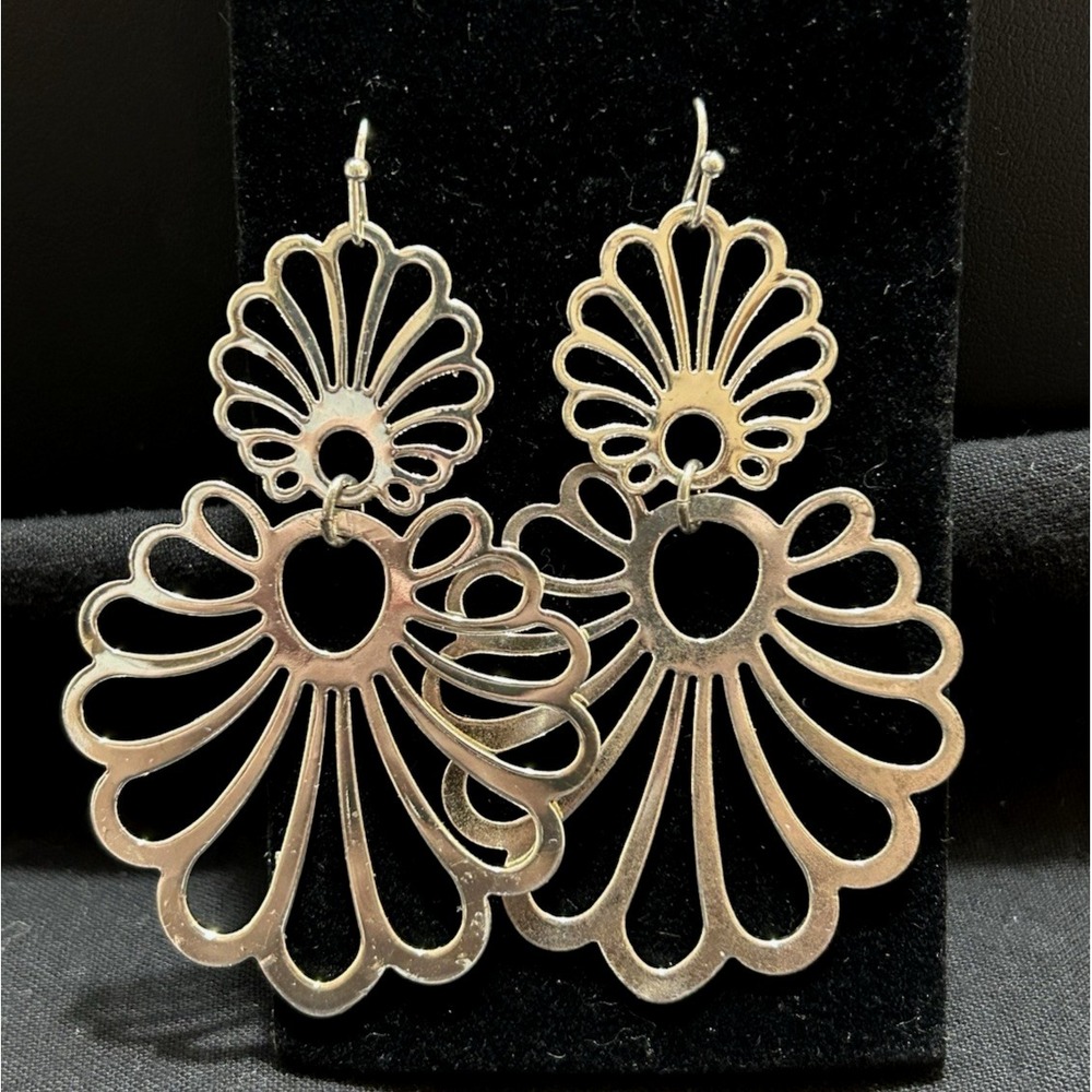Vtg Earrings Silver Toned Metal Tiered Openwork Fan Scalloped Shell Drop Dangle
